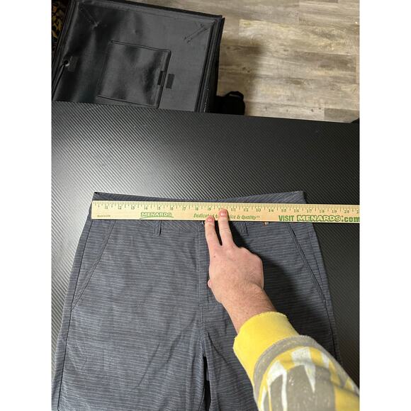 Travis Mathew Golf Shorts Striped Grey Black Size 32 x 10 Inch Lightweight - Picture 6 of 10